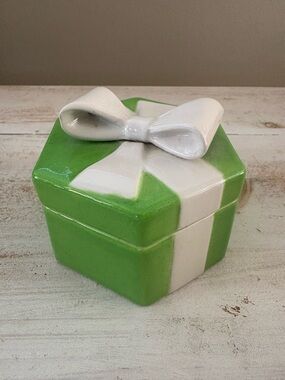 Vintage Mancer Kelly Green Porcelain Trinket Box w Bow Detail Made in Italy